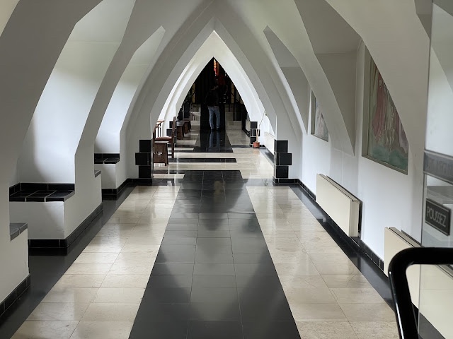 « Le cloître extérieur dans l’abbaye de Cordemoy »