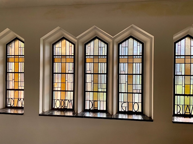« Un vitrail contemporain dans l’abbaye de Cordemoy »